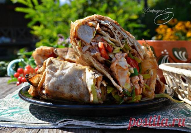 Дачная шаурма, приготовленная на гриле | Foodbook.su Предлагаю вам приготовить дачный вариант шаурмы. Вкусно, сочно, с запахом дымка - замечательный вариант для посиделок на свежем воздухе! Угощайтесь!