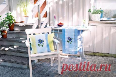 Голубые клематисы: вышиваем подушку и дорожку на стол Вышитые крестом небесно-голубые цветы клематиса распустились на дорожке, украшающей стол,и на подушке. Расцветка нижней дорожки перекликается с оттенком лепестков. Цветок выполнен на фоне двух разных ...