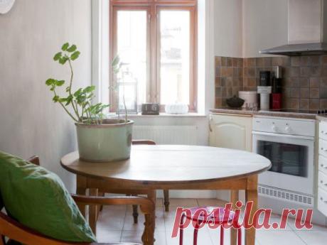 Как форма обеденного стола меняет энергетику кухни Кухня — это не просто место, где можно поесть или приготовить пищу. Это одно из самых важных мест в любом доме и квартире, потому что там формируется семейный очаг. Эксперты в области фэн-шуй рассказали, какую роль в этом играет форма стола.