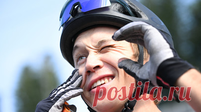 «Деньги не так важны, как результат»: Серохвостов — о выступлении на Играх, путешествиях с мультиваркой и боязни холода. Если ты по минуте проигрываешь лидерам Кубка мира, то за год невозможно спрогрессировать так, чтобы уступать им всего пять секунд. Об этом в интервью RT заявил биатлонист Даниил Серохвоствов. Однако, по его словам, солидный гандикап можно отыгрывать тактически — на поворотах, спусках и подъёмах. 24-летний атлет также рассказал, почему не хочет воспринимать свой вид спорта…