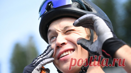 «Деньги не так важны, как результат»: Серохвостов — о выступлении на Играх, путешествиях с мультиваркой и боязни холода. Если ты по минуте проигрываешь лидерам Кубка мира, то за год невозможно спрогрессировать так, чтобы уступать им всего пять секунд. Об этом в интервью RT заявил биатлонист Даниил Серохвоствов. Однако, по его словам, солидный гандикап можно отыгрывать тактически — на поворотах, спусках и подъёмах. 24-летний атлет также рассказал, почему не хочет воспринимать свой вид спорта…