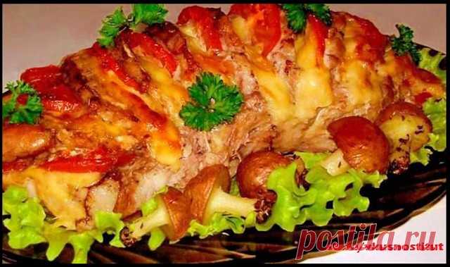 Запеченное мясо с сыром и помидорами
Ингредиенты:
Вырезка свиная - 800гр
Помидоры - 2шт.
Горчица - 4ст.л.
Сыр твердый - 150гр
Соль
Перец
Специи

Приготовление:
Сделайте на куске мяса поперечные надрезы, натрите солью, перцем и другими специями. Смажьте мясо горчицей, положите в глубокую посуду и поставьте в холодильник на 2 часа или на ночь. Сыр нарежьте тонкими пластинами, томаты - кружочками.
Мясо положите на фольгу. В каждый надрез вставьте кусочек сыра или кружок помид...