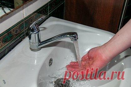 Названы способы проверить качество воды из-под крана. Оценить качество воды из-под крана в домашних условиях можно и без помощи специальных средств и лабораторий. Старший научный сотрудник базовой кафедры химии инновационных материалов и технологий РЭУ им. Г.В. Плеханова Мария Подзорова в интервью агентству «Прайм» перечислила способы проверить качество жидкости.