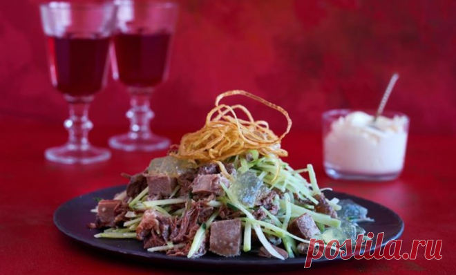 Салат с языком, мясом и редькой - Эфария ИНГРЕДИЕНТЫ 1 говяжий язык весом 1,2 кг 500 г верхней части голяшки (немного кости и мясо) 4 крупные зеленые редьки 1 длинноплодный огурец 3 большие луковицы майонез «Провансаль» растительное масло, мука соль, свежемолотый черный перец Для ланспика: 1 кг нижней части говяжьей голяшки (кость и соединительная ткань) 1 маленькая луковица 3–4 черешка сельдерея ПОШАГОВЫЙ РЕЦЕПТ