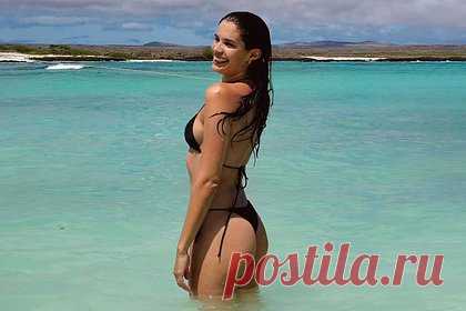 Модель Victoria's Secret показала фигуру в бикини. Португальская модель Сара Сампайо поделилась снимками в откровенном образе с пляжного отдыха. 32-летняя бывшая манекенщица Victoria's Secret показала фигуру, позируя в океане в бикини черного цвета. При этом волосы знаменитости были распущены, а на ее лице отсутствовал макияж.
