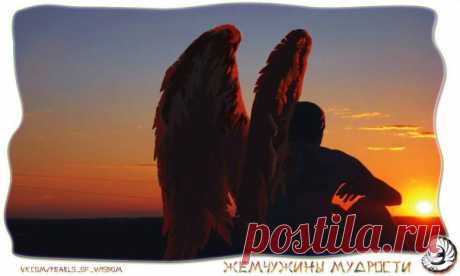 Ангел постарше строго смотрит на подчиненного.