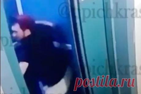 В российском городе мужчина до крови избил школьника в лифте и попал на видео. В Краснодаре взрослый мужчина до крови избил школьника в лифте и попал на видео. На кадрах из-за открывшейся двери лифта видно, как мужчина наносит подростку несколько ударов. После этого мальчик выходит в подъезд, держась за окровавленное лицо. Затем избивший передает школьницу мобильный телефон.