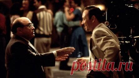 5 лучших детективов с неочевидным финалом Смотрим. Перед вами подборка исключительно хороших детективных лент разных эпох. Вы никогда не догадаетесь, как закончатся эти увлекательные и захватывающие фильмы. Подозрительные лица (1995) Полиция пытается выяснить причины взрыва на корабле, на котором перевозили большую партию кокаина. Один из двух выживших во время катастрофы — инвалид по прозвищу Болтун. Он то и рассказывает о заговоре и таинственном боссе мафии. Но все не то, чем кажется!