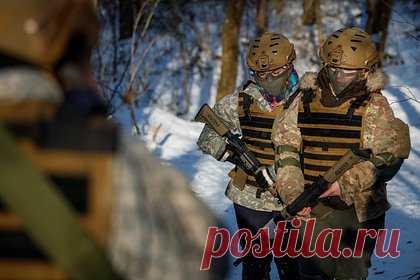 Венгрия заявила о готовности оплачивать поставки военного снаряжения на Украину. Венгрия заявила о готовности оплачивать поставки на Украину нелетального военного снаряжения. Министр иностранных дел и внешнеэкономических связей Венгрии Питер Сийярто подчеркнул, что страна по-прежнему не будет снабжать Украину оружием, однако готова оплачивать поставки туда военного снаряжения.