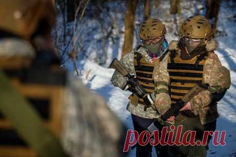 Венгрия заявила о готовности оплачивать поставки военного снаряжения на Украину. Венгрия заявила о готовности оплачивать поставки на Украину нелетального военного снаряжения. Министр иностранных дел и внешнеэкономических связей Венгрии Питер Сийярто подчеркнул, что страна по-прежнему не будет снабжать Украину оружием, однако готова оплачивать поставки туда военного снаряжения.