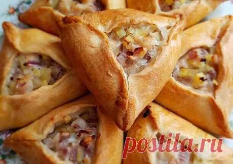 Изумительные мини-курники.  
Надо взять:
Куриное филе — 550–600 г
Картошка — 3–4 шт.
Лук репчатый — 1 шт.
Перец черный молотый — 1 щепотка
Масло сливочное — 100 г
Яйца — 2 шт.
Кефир — 200 мл
Разрыхлитель — 1 ст. л.
Мука — 550 г
Соль — 1 ч. л.