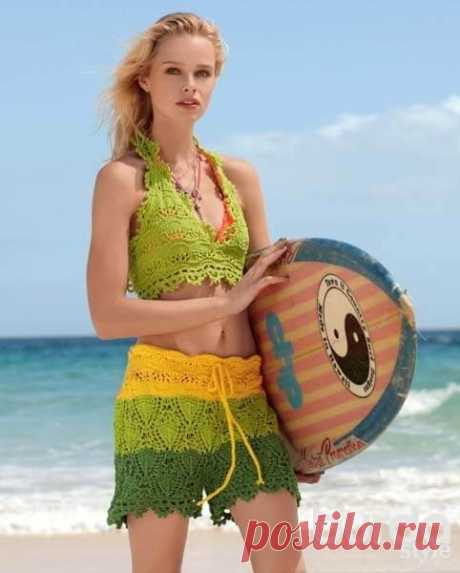 Пляжный комплект  Пляжный комплект состоит из топа и шортов и вяжется крючком и на спицах ажурными узорами.