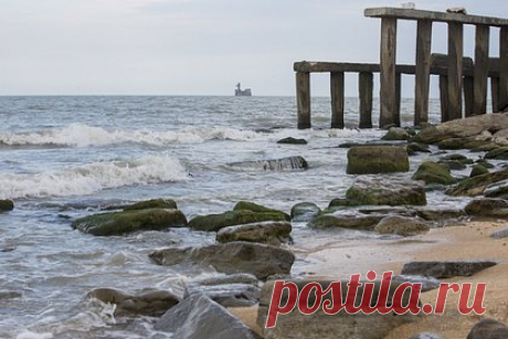 Российский пассажирский самолет подал сигнал тревоги над Каспийским морем. Пассажирский самолет, летевший над Каспийским морем, подал сигнал тревоги из-за задымления в багажном отсеке.