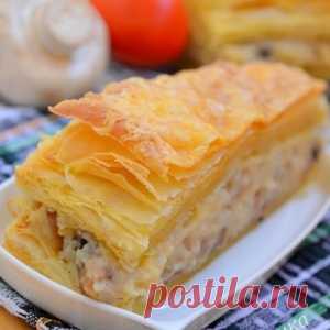 Слоеный закусочный пирог с грибами, капустой и картофельным пюре
