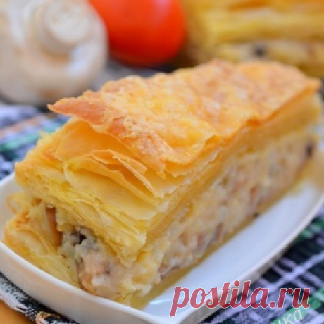 Слоеный закусочный пирог с грибами, капустой и картофельным пюре