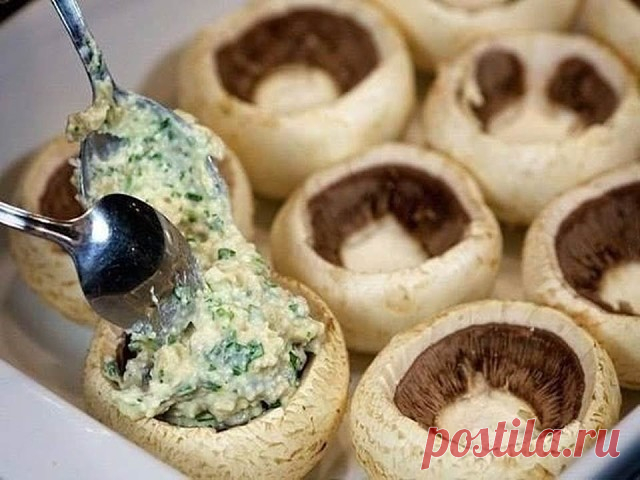 Шампиньоны, фаршированные курицей и сыром, получаются сытными и оригинальными на вкус.

Ингредиенты:

500 г куриного филе

60 г феты

10 больших свежих шампиньонов

4 столовые ложки сметаны

1 столовая ложка муки

1/2 стакана измельченной моцареллы

свежая зелень петрушки по вкусу

молотый черный перец по вкусу

соль по вкусу

1 столовая ложка растительного масла.

Приготовление:

Промойте и обсушите шампиньоны, острым ножом подрежьте и выньте ножки.
Застелите форму для вы...