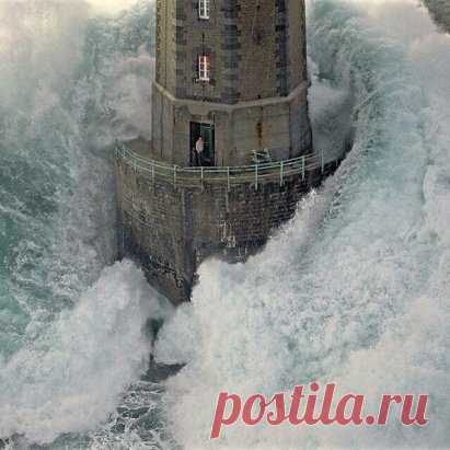Редкий кадр!Маяк во время шторма!