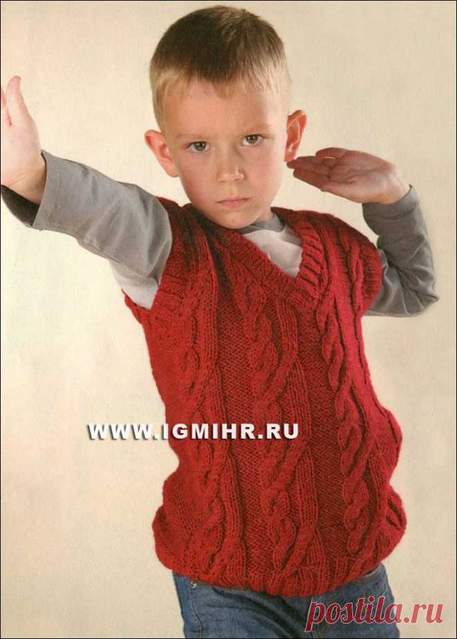 Бордовый жилет с косами для мальчика 6-7 лет. Спицы