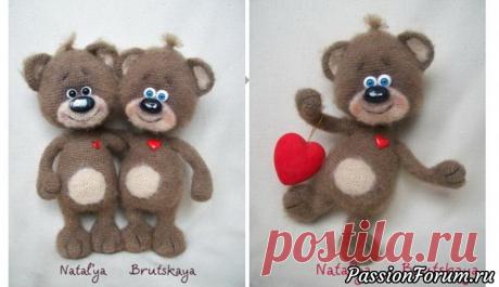Мишка Валентинчик крючком. МК Натальи Бруцкой | Вязаные игрушки. Мастер-классы, схемы, описание. Мишка Валентинчик крючком от Натальи Бруцкой. Мишка связан из пряжи Alize Angora Real 40 (шерсть 40 %, акрил 60%, 100г/480м). Крючок 1,25.https://hiamigurumi.ru/2017/12/mishka-valentinchik-amigurumi-kryuchkom.html