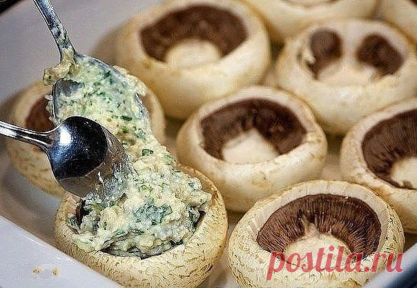 Шампиньоны, фаршированные курицей и сыром, получаются сытными и оригинальными на вкус.
Чтобы не потерять рецепт, жмите 