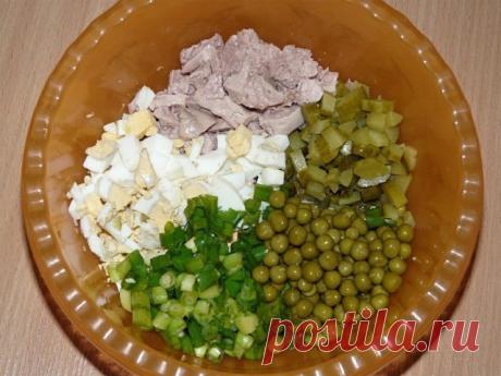 Салат из печени трески.

Тресковая печень - это основной источник такого полезного и незаменимого продукта, как рыбий жир. В ней содержится большое количество витаминов A и D. Я хочу поделиться рецептом салата из печени трески, он получается нежный и вкусный, а добавление маринованного огурчика придаёт блюду особую пикантность. 

Для приготовления салата понадобится: 
печень трески - 1 банка; 
яйцо - 2 шт.; 
горошек - 1/2 банки; 
маринованный огурец - 2-3 шт. (маленькие); ...