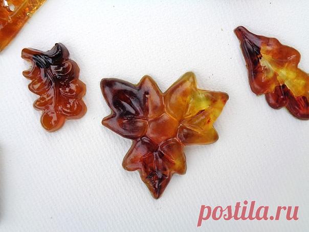 ЯНТАРЬ, ЯНТАРЬ, ЯНТАРЬ...
Нет ничего проще сделать имитацию ЯНТАРЯ!

Давно хотела сделать, да лень вперед родилась..)))
В данном случае использовала эпоксидную смолу, краситель для эпоксидной смолы, витражную краску и даже немного акрила..))

Окрашивать эпоксидную смолу можно различными красителями, начиная от специальных красителей для эпоксидной смолы до -витражной краски, 
пигментных чернил, 
краски для ткани (https://www.youtube.com/watch?time_continue=6&v=t..) , 
туши...