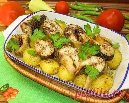 Молодая картошечка, запеченная со скумбрией.