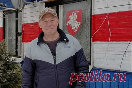 Задержан покрасивший дом в БЧБ-цвета белорус. В Белоруссии задержан житель города Полоцк Анатолий Коханчик, покрасивший дом в бело-красно-белый цвет («бел-чырвона-белы сьцяг»). Мужчину задержали, когда он пришел по повестке в милицию. По некоторым данным, он объявил голодовку. Коханчик покрасил дом в деревне год назад. Власти сочли это несанкционированным пикетом.