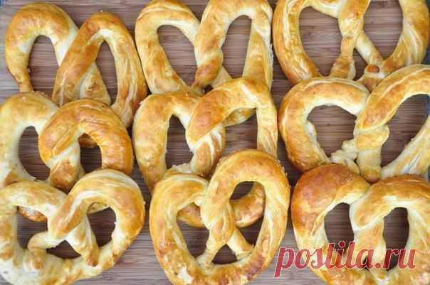 Мягкие крендели с чесночно-сырным соусом.