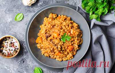 "Есть же мне давай вареную полбу": почему родственница пшеницы вернулась в наш рацион. Владимир Гридин — о плюсах и минусах полбяной крупы, а также рецепте утренней каши