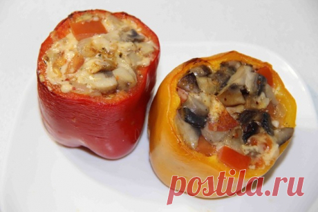 Перец фаршированный курицей и грибами 

Перцы фаршированные курицей и грибами — один из самых простейших способов приготовления этого болгарского национального блюда. Также такие перцы получаются очень нежными и вкусными благодаря куриному филе.

на 100 грамм: 77.7 ккал. Б/Ж/У: 6.5 гр./2.6 гр./6.8 гр.

- куриное филе 500 г 
- грибы шампиньоны 500 г 
- сметана 500 мл. 
- морковь 1 шт. 
- луковица 1 шт. 
- свежий базилик 
- смесь перцев 
- соль 
- масло растительное

Берём к...