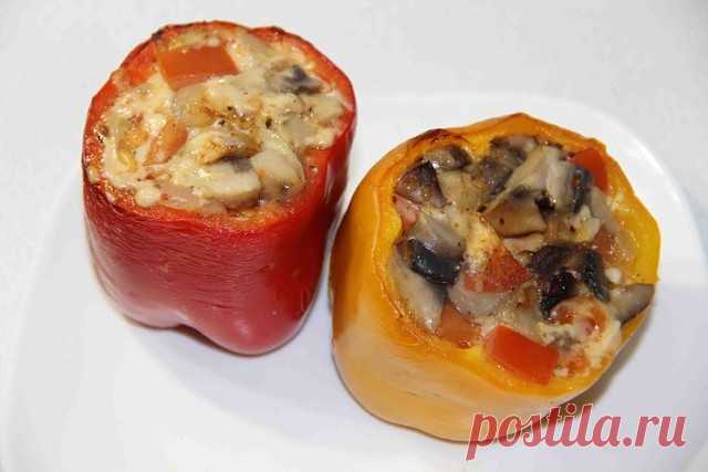 Перец фаршированный курицей и грибами 

Перцы фаршированные курицей и грибами — один из самых простейших способов приготовления этого болгарского национального блюда. Также такие перцы получаются очень нежными и вкусными благодаря куриному филе.

на 100 грамм: 77.7 ккал. Б/Ж/У: 6.5 гр./2.6 гр./6.8 гр.

- куриное филе 500 г 
- грибы шампиньоны 500 г 
- сметана 500 мл. 
- морковь 1 шт. 
- луковица 1 шт. 
- свежий базилик 
- смесь перцев 
- соль 
- масло растительное

Берём к...