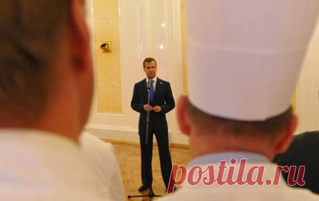 Звезд мировой кулинарии в Кремле угостили блинами Членов самого эксклюзивного клуба в мире — клуба шеф-поваров глав государств принял в Кремле Дмитрий Медведев.&nbsp;