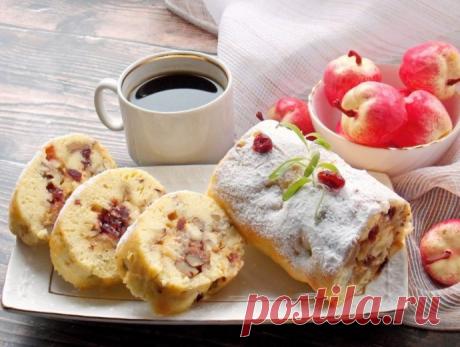 Яблочный рулет с грецкими орехами и брусникой