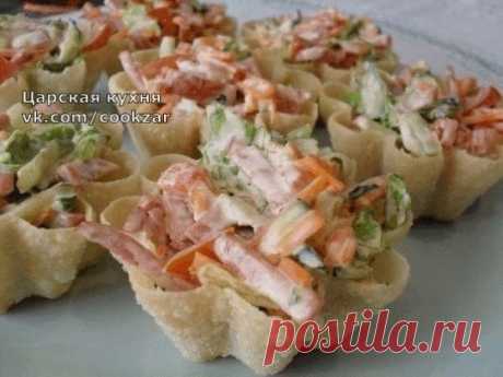 ТОП-10 РЕЦЕПТОВ ВКУСНЕЙШИХ ТАРТАЛЕТОК  -ДЛЯ НОВОГОДНЕГО СТОЛА 2019 ! ТОП-10 РЕЦЕПТОВ ВКУСНЕЙШИХ ТАРТАЛЕТОК  -ДЛЯ НОВОГОДНЕГО СТОЛА 2019 !

1. Тарталетки закусочные

ИНГРЕДИЕНТЫ:
● Тарталетки-15 шт.
● Сыр плавл.(дружба)-1 шт.
● Огурец св.-1 шт.
● Яйцо вар.-1 шт.
● Рыбка красн.-200 гр.
● Майонез домашний-2 стол.л.

ПРИГОТОВЛЕНИЕ:
1.Сыр, яйцо, натереть.
2.Рыбу(оставить немного для украшения) ,огурец нарезать мелк. кубиком.
3.Всё соединить+майонез,выложить на тарталетки,украси...
