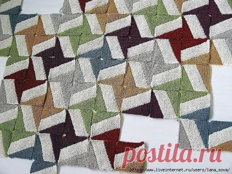 Оригинальный плед из мотивов спицами.
Идея Фрэнки Брауна

Несмотря на всю сложность орнамента суть вязания такого пледа очень проста. И заключается она в вязании отдельных квадратов платочной вязкой с полосами разных цветов, а затем сборкой их в определенном порядке. Процесс чем-то напоминает сборку пазла, вы совмещаете отдельные детали и получаете необходимый узор. Таким образом при разном совмещение квадратов можно получить абсолютно непохожие узоры. Еще это хорошая идея...