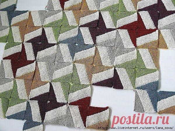 Оригинальный плед из мотивов спицами.
Идея Фрэнки Брауна

Несмотря на всю сложность орнамента суть вязания такого пледа очень проста. И заключается она в вязании отдельных квадратов платочной вязкой с полосами разных цветов, а затем сборкой их в определенном порядке. Процесс чем-то напоминает сборку пазла, вы совмещаете отдельные детали и получаете необходимый узор. Таким образом при разном совмещение квадратов можно получить абсолютно непохожие узоры. Еще это хорошая идея...