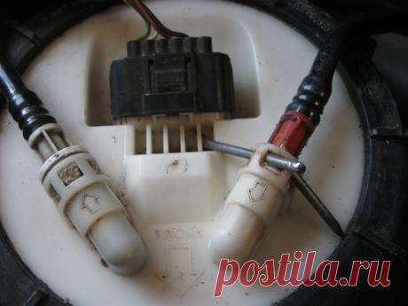 Лючок для доступа к бензонасосу из салона. (Р) (с. 24) / Ford Focus 1 — FFClub