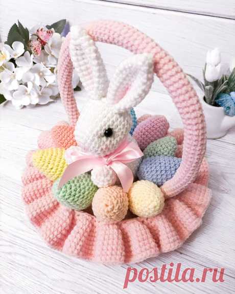 PDF Мастер-класс по вязанию пасхального декора кролика с крашеными яйцами крючком #схемыамигуруми #амигуруми #вязаныеигрушки #вязаныйзаяц #вязаноеяйцо #amigurumipattern #freeamigurumipattern #amigurumi #crochetpattern #crocheteaster