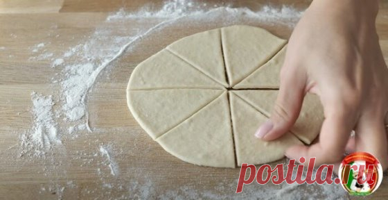 Воздушное и нежное печенье на праздничный стол
Сладкая, слоеная сдоба, сделанная по этому рецепту, точно останется в ваших блокнотах с семейным меню. Набор продуктов самый простой, но в результате получается очень воздушное и нежное печенье, которое можно сделать и на праздничный стол.
Для приготовления вам потребуются такие ингредиенты:
дрожжи живые, 20 г;
теплое молоко и теплая вода по 100 мл;
соль щепотка;
белок, 1 шт;
масло, 80 г;
сахар, 2 ст.л;
мука, 500 г;
варенье по...