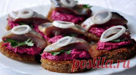 Гренки с сельдью и свекольным салатом: Просто и нереально вкусно