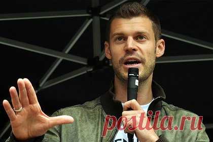 Норвежский политик попался на краже очков. Лидер норвежской леворадикальной партии Rødt («Красные») Бьорнар Мокснес попался на краже очков Hugo Boss стоимостью 1199 норвежских крон в магазине в аэропорту Осло и ушел в отставку. Полиция оштрафовала его на 3000 крон. Политик признал ошибку, пояснив, что не может объяснить, как мог «сделать такую глупость».