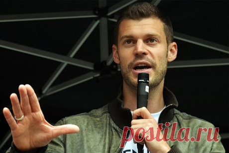 Норвежский политик попался на краже очков. Лидер норвежской леворадикальной партии Rødt («Красные») Бьорнар Мокснес попался на краже очков Hugo Boss стоимостью 1199 норвежских крон в магазине в аэропорту Осло и ушел в отставку. Полиция оштрафовала его на 3000 крон. Политик признал ошибку, пояснив, что не может объяснить, как мог «сделать такую глупость».