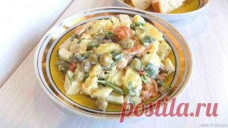 Вкусный салат из маринованных грибов с яйцом и картошкой Продукты для приготовления этого салата:Картофель - примерно 400 гр.Маринованные грибы (я взяла опята) - 1 банка (280 гр.)Куриные яйца - 4 шт.Зеленый консервированный горошек - 1 банка (425 гр.)Сладкий болгарский перец - 1 шт. (небольшой)Зеленый лук - 1 пуч.Зелень петрушки - 1 пуч.Соль по...