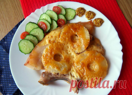 ​Сочная свинина с ананасами и сыром, запечённая в духовке Ингредиенты:
Свинина &mdash; 1 кгАнанас &mdash; 1 банка&nbsp;Сыр твёрдый &mdash; 200 г&nbsp;Соль &mdash; по вкусу&nbsp;Перец молотый &mdash; по вкусу&nbsp;Масло растительное &mdash; для смазывания формы для запеканияПриготовление:1. Свинину порезать на порционные куски (у меня порции...