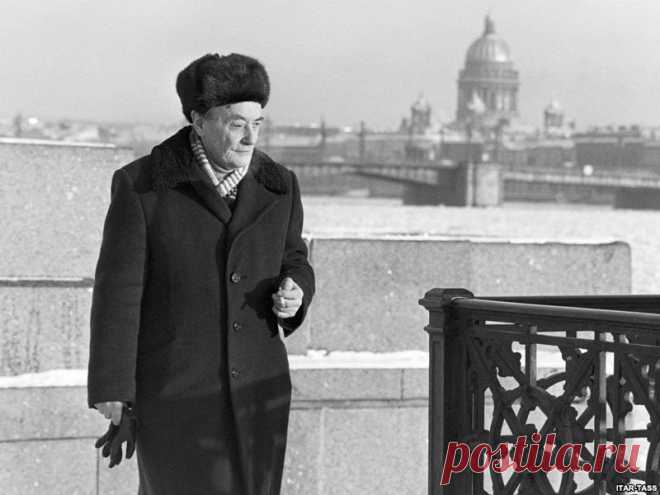 Забывают, забывают -
Будто сваи забивают,
Чтобы строить новый дом.
О великом и о малом,
О любви, что миновала,
О тебе, о добром малом,
Забывают день за днем.
Я тоже забыла! Но не его, Вадима Шефнера, а только дату! Пропустила 12 января - сто лет со дня рождения любимого, нежного, скромного, благородного, мудрого, прекрасного ленинградского поэта и писателя!