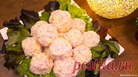 Закуска Рафаэлло из крабовых плочек.Сырные шарики на праздничный стол Иногда самые эффектные закуски рождаются из самых простых ингредиентов.Мои сырные шарики Рафаэлло — как раз такие,они нежные, пикантные и такие красивые, что на праздничном столе они исчезают быстрее, чем появляются. Готовятся легко, выглядят шикарно, а вкус… ну прямо...
