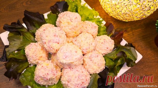 Закуска Рафаэлло из крабовых плочек.Сырные шарики на праздничный стол Иногда самые эффектные закуски рождаются из самых простых ингредиентов.Мои сырные шарики Рафаэлло — как раз такие,они нежные, пикантные и такие красивые, что на праздничном столе они исчезают быстрее, чем появляются. Готовятся легко, выглядят шикарно, а вкус… ну прямо...