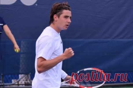 Теннисист Александр Шевченко впервые сыграет в финале турнира АТР. Россиянин обыграл Пьер-Юга Эрбера в полуфинальном матче турнира во французском Меце.