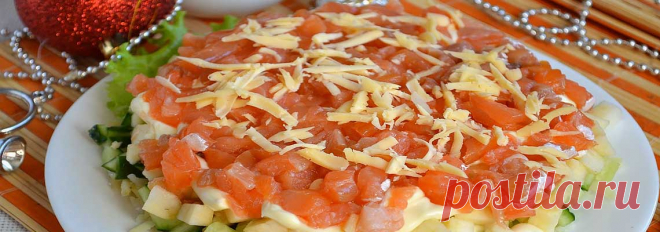Салат Новогодний из семги • Рецепт Очень вкусный салат Новогодний из семги с картофелем, огурцом, яблоком и сыром, заправленный майонезом. Приготовьте слоеный салат с слабосоленой красной рыбой, который украсит любой праздничный стол.